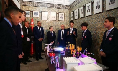 رئيسة الحكومة تستقبل الفريق الذي سيمثل تونس في البطولة العالمية لروبوتيك