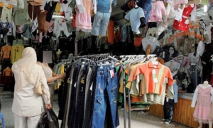 محلات تجارة الملابس الجاهزة: من فشل موسم الصولد الشتوي إلى معضلة الانتصاب الفوضوي والسلع المهربة