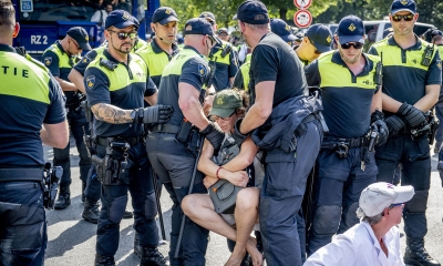 الشرطة الهولندية تحتجز 500 ناشط في احتجاجات تتعلق بالمناخ