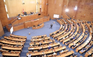 البرلمان يصادق على انضمام تونس لمبادرة «كوفاكس»: المرور إلى طرح إشكالية التأثيرات الجانبية للّقاح وصيغ تعويض الدولة للمتضرّرين