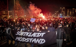 كما هو الحال في عدد من المدن التونسية واللبنانية، اندلعت مظاهرات ليلية في هولندا والدانمارك وإسبانيا في الأيام الأخيرة ضد إجراءات منع التجول في إطار الحظر الصحي