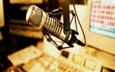نقابة الإذاعات الخاصة تدعو منظوريها إلى « الالتزام بقرار قاضي التحقيق المتعلّق بمنع التداول الإعلامي في قضية التآمر على أمن الدولة »