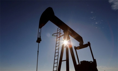 النفط يستقر بعد بلوغه أعلى مستوياته منذ نوفمبر بفضل "أوبك+"