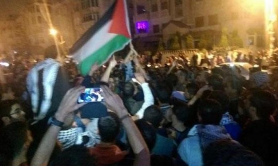 عشرات المتظاهرين يحاولون اقتحام السفارة الإسرائيلية في عمان