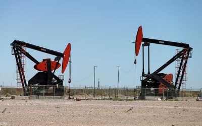استقرار النفط مع ارتفاع الدولار ومؤشرات متباينة للمعروض
