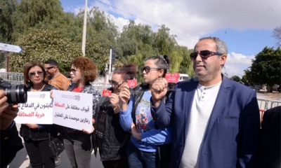 الصحفيون يحتجّون أمام البرلمان على منع الإعلام الخاصّ و الأجنبي من تغطية الجلسة العامة