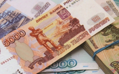 الروبل الروسي ينخفض لأكثر من 100 مقابل الدولار