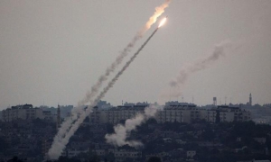 قصف إسرائيلي متواصل على غزة يقابله صواريخ تجاه تل أبيب