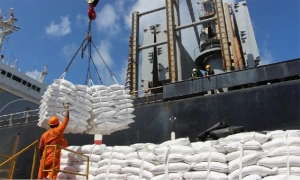 الميناء التجاري بصفاقس: الشروع في إفراغ باخرة قادمة من روسيا محمّلة بـ27 ألفا و500 طنّ من القمح الصلب