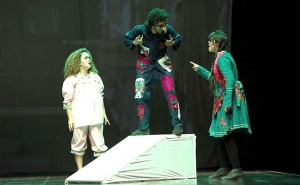 مسرح الجهات: مسرحية الرحلة اخراج حاتم مرعوب المسرح يسائل الثورات العربية عن حقوق الطفل