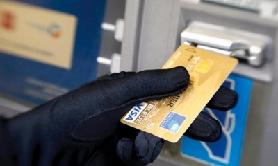 العاصمة:  تسرق بطاقة صديقتها البنكية وتسلمها لخطيبها لسحب أموالها
