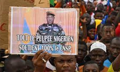 الآلاف يتظاهرون في النيجر دعما للانقلاب غداة الإعلان عن فترة انتقالية