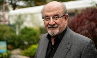 الكاتب  الايراني الناجي من الموت سلمان رشدي يعود الى النشاط والكفاح من جديد