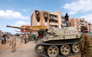 ليبيا: اقتتال عنيف في طرابلس وأنباء عن إصابة رئيس حكومة الإنقاذ خليفة لغويل