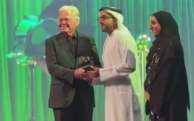 الممثل حسين فهمي يحصل على جائزة الانجاز مدى الحياة في الامارات