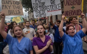 إضراب الآلاف من الأطباء في بريطانيا غدا الأربعاء بسبب الأجور