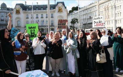 فيينا.. وقفة احتجاجية أمام سفارة فرنسا رفضا لحظر العباءة بالمدارس