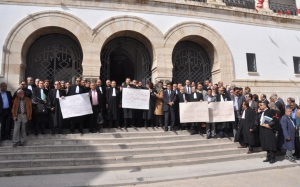 المحامون في وقفتهم الاحتجاجية بصوت واحد: « القطاع مستهدف و سياسة التسويف و المماطلة لن تجدي نفعا»