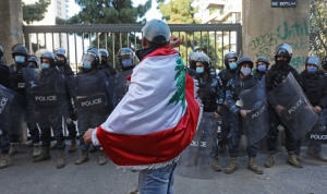 فيما اللبنانيون يدفعون فاتورة الخلافات السياسية: باريس وواشنطن تفكران في كل الخيارات بشأن لبنان