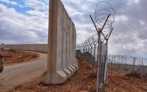 العراق ينشئ جدارا خرسانيا لتعزيز الأمن على الحدود مع سوريا