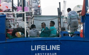 ملف الهجرة غير الشرقية يؤرق أوروبا : استمرار الجدل حول سفينة «لايفلاين»  و6 دول تستقبل المهاجرين