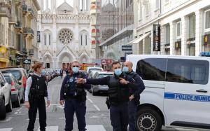 أدخلت فاجعة ذبح ثلاثة مؤمنين مسيحيين، امرأتين ورجلا، في كنيسة نوتر دام في مدينة نيس -يوم الخميس الماضي- الرأي العام الفرنسي في حالة من الخوف والغضب