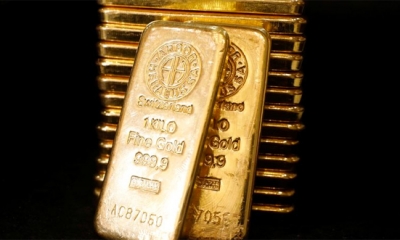 الذهب يواصل خسائره بسبب ارتفاع الدولار واحتمال رفع الفائدة