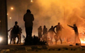 مواجهات ليلية في سيدي بوزيد وعدد من معتمدياتها والأمن يفرق المتظاهرين بالغاز المسيل للدموع