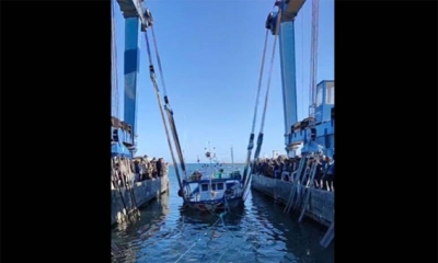 اخراج مركب صيد غرق بالمياه الإقليمية الى ميناء الصيد البحري بجرجيس