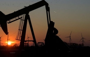 النفط يغلق على انخفاض بعد ارتفاع المخزونات الأميركية