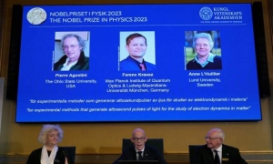 3 علماء من أوروبا يفوزون بنوبل للفيزياء