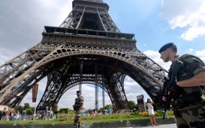 إخلاء موقت لبرج إيفل في وسط باريس إثر إنذار أمني