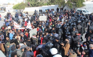 تعزيزات أمنية مكثفة لمجابهة الاحتجاجات:  أجواء مشحونة خارج مبنى البرلمان بالتزامن مع عرض التحوير الوزاري