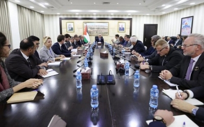 رئيس الوزراء الفلسطيني يدعو للضغط لوقف العدوان وإعادة الكهرباء والمياه وفتح ممرات آمنة في غزة