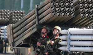 في مواجهة التهديدات الصينية والكورية الشمالية: اليابان تقرّ مراجعات كبرى في سياساتها الدفاعية وتعزّز تحالفها مع أمريكا 