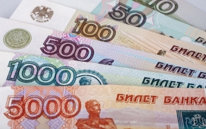 الروبل الروسي يقفز أمام الدولار لأعلى مستوياته منذ أوت