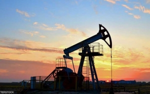 النفط يرتفع مع تشديد العقوبات الأميركية على الخام الروسي