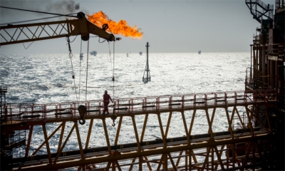 النفط يتراجع مع استمرار أزمة غزة وتخفيف العقوبات على فنزويلا