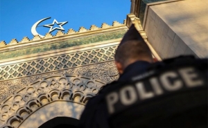 الحكومة الفرنسية تطلق «برنامجا» لمقاومة الراديكالية الإسلامية: رجوع الجدل حول الحجاب في المدارس والمؤسسات العمومية