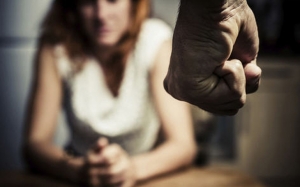 متى يتوقف «نزيف العنف» ضد المرأة؟