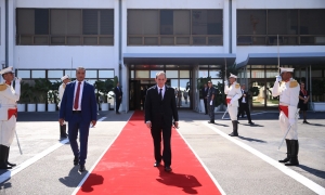 في زيارة بيومين.. رئيس الحكومة يغادر نحو الجزائر