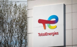 فرنسا تحث شركة "توتال إنرجيز" على تسريع استثماراتها في الطاقة المتجددة