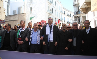 في مسيرة نظمها اتحاد الشغل وشاركت فيها منظمات وهياكل وجمعيات وأحزاب:  «لا لصفقة القرن ونعم لتجريم التطبيع»