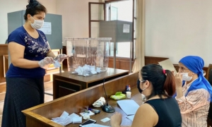 بدء التصويت في انتخابات رئاسية في قبرص مع توقع إجراء جولة ثانية