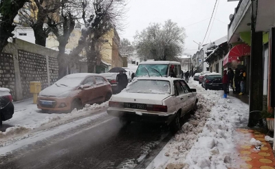 تواصل تساقط الثلوج بعدة مناطق بالشمال :  الحماية المدنية تتدخل لتنقذ السيارات العالقة في عين دراهم