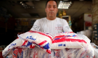 مصر تحاول حل أزمة السكر عبر الضخ في الأسواق والاستيراد