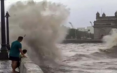 اعصار يجتاح سواحل الهند وباكستان ويقطع الكهرباء عن الآلاف