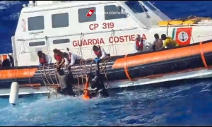 مقتل 41 في غرق سفينة مهاجرين قبالة جزيرة لامبيدوزا