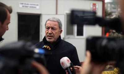 وزير الدفاع التركي يتفقد مستشفى ميدانيا في قهرمان مرعش