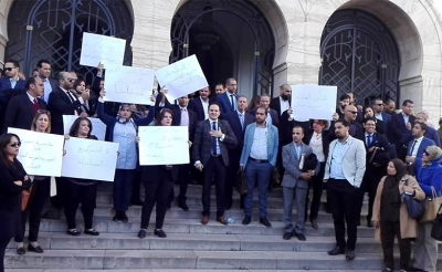 خلال وقفة احتجاجية «غاضبة» للجمعية التونسية للمحامين الشبان:  محامون بصوت واحد «على النهضة ان ترفع يدها عن المحاماة»